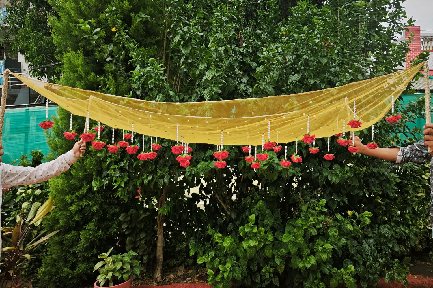 KAEVION Dulhan ki Entry Chaddar | Bridal Entry Odhani Ceremony | Bridal Entry Canopy with Red Rose Flowers & Pearl Latkan | Traditional Phoolon Ki Chadar