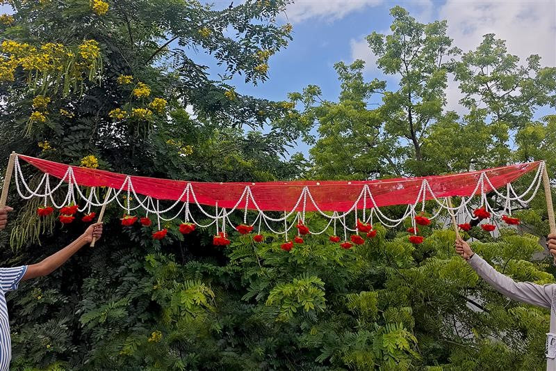 KAEVION Bridal Entry Phoolon ki Chaddar with Artificial Roses and Pearl Drops | Traditional Indian Wedding Bride Entry Canopy with Sticks | Net Wedding Chaddar for Haldi, Mehendi, Nikah