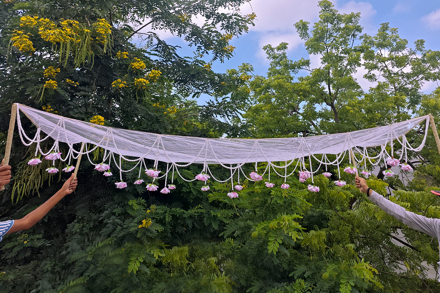 KAEVION Bridal Entry Phoolon ki Chaddar with Artificial Roses and Pearl Drops | Traditional Indian Wedding Bride Entry Canopy with Sticks | Net Wedding Chaddar for Haldi, Mehendi, Nikah