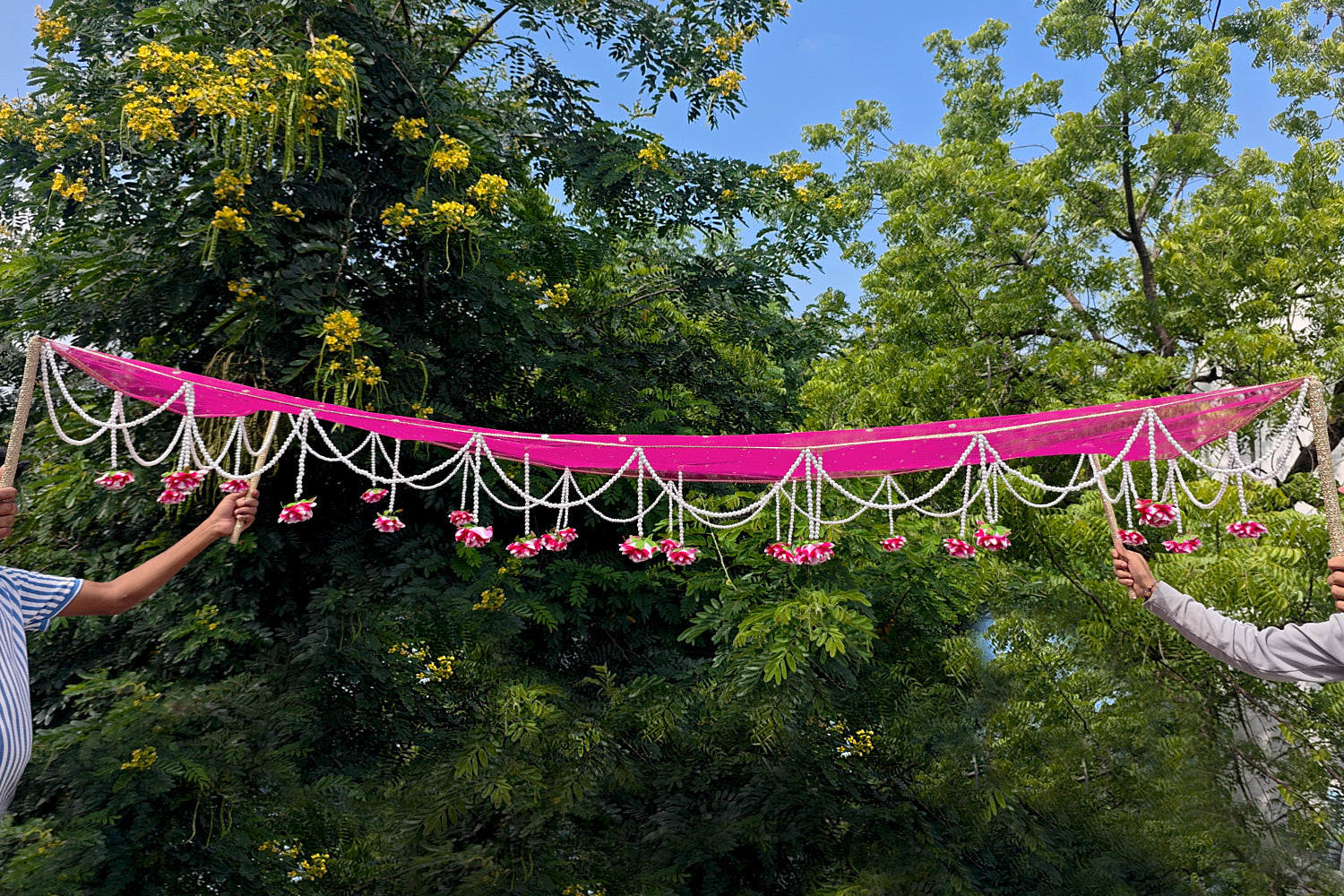 KAEVION Bridal Entry Phoolon ki Chaddar with Artificial Roses and Pearl Drops | Traditional Indian Wedding Bride Entry Canopy with Sticks | Net Wedding Chaddar for Haldi, Mehendi, Nikah