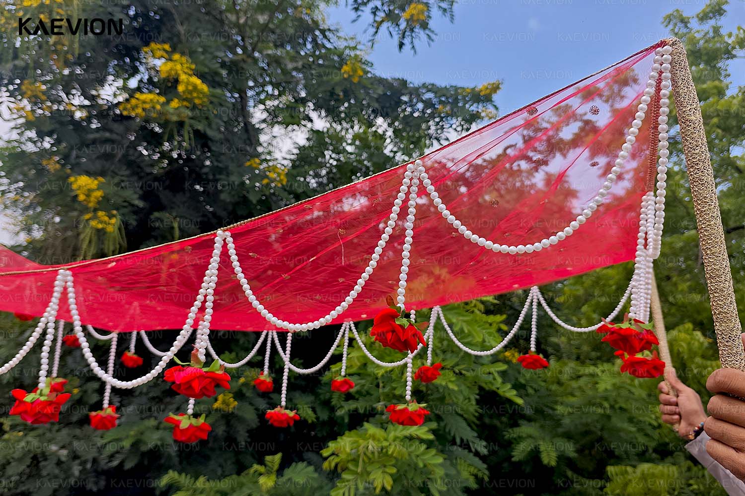 KAEVION Bridal Entry Phoolon ki Chaddar with Artificial Roses and Pearl Drops | Traditional Indian Wedding Bride Entry Canopy with Sticks | Net Wedding Chaddar for Haldi, Mehendi, Nikah