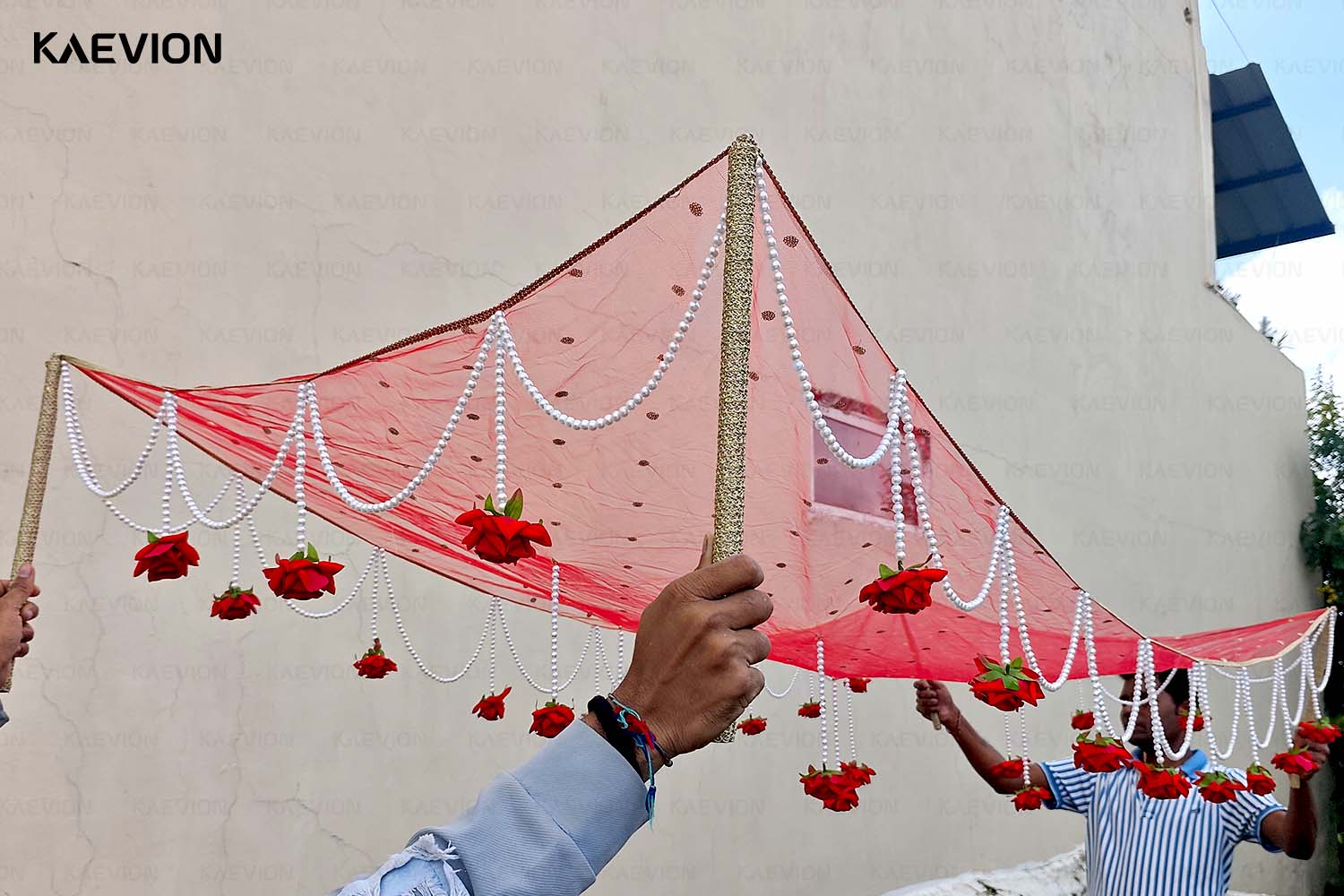 KAEVION Bridal Entry Phoolon ki Chaddar with Artificial Roses and Pearl Drops | Traditional Indian Wedding Bride Entry Canopy with Sticks | Net Wedding Chaddar for Haldi, Mehendi, Nikah